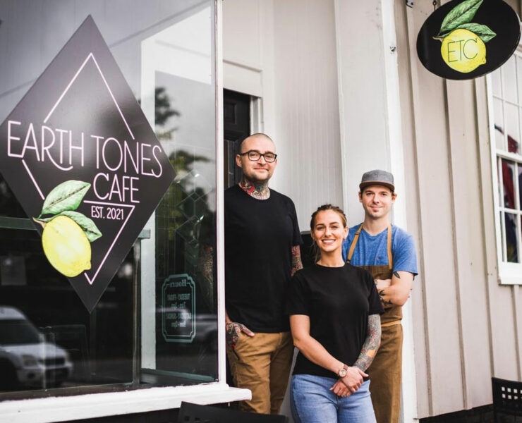 Storefront of Earth Tones Cafe