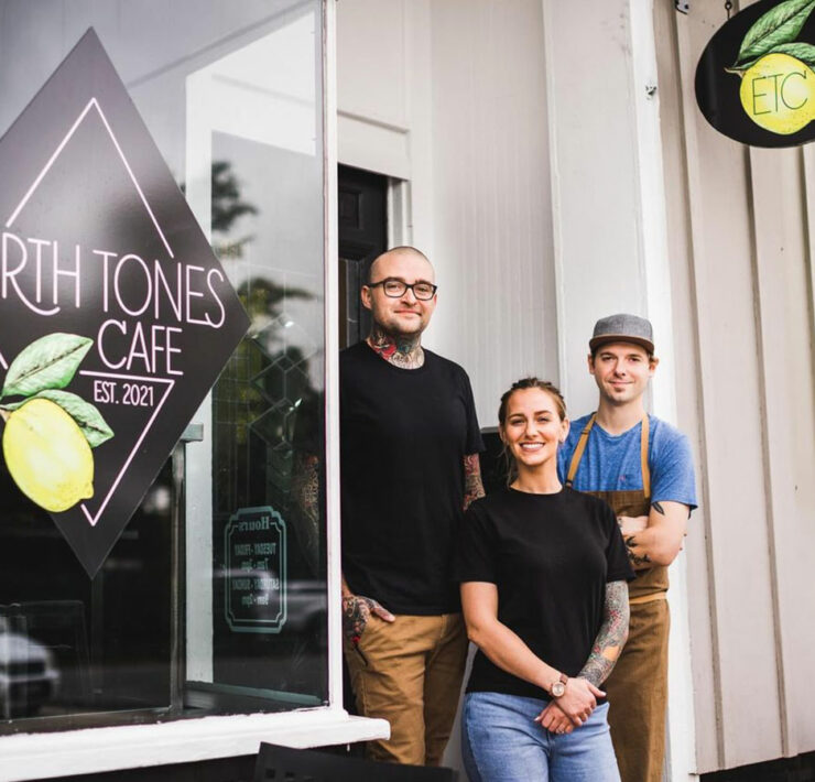 Storefront of Earth Tones Cafe